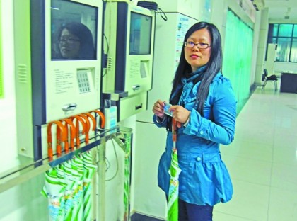 The IC card smart "public umbrella" invented by Zhejiang University students may be promoted at various stations