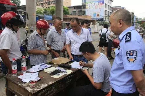 How does Luzhou Public Security use RFID-based "car-watching artifacts" to help people retrieve stolen vehicles