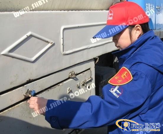 Anti-theft electronic lead seal management system for oil tanker transportation