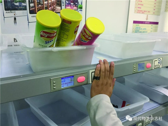 Electronic picking label + RFID breaks through the bottleneck of multi-person dismantling and picking